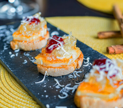 Tostas-de-Queso-de-Cabra-con-Cebolla-Caramelizada